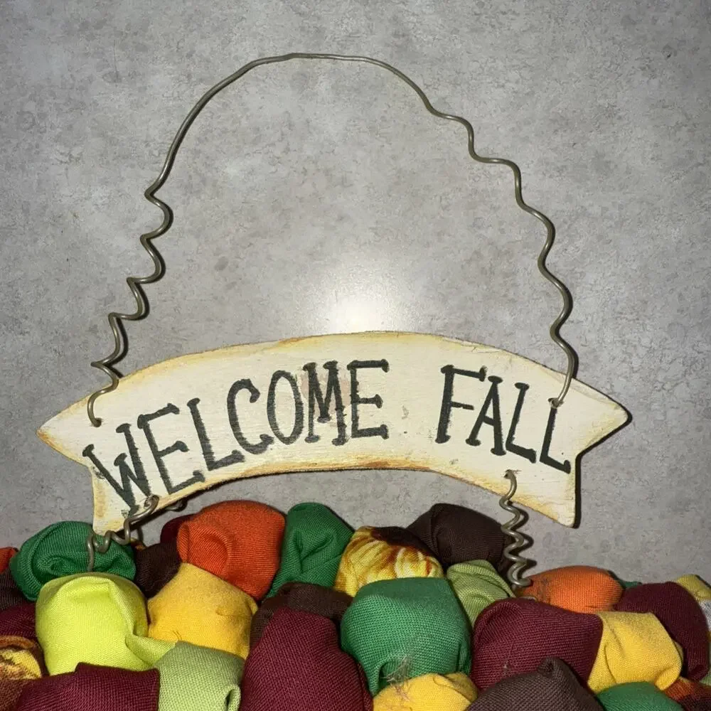 Vtg handmade fabric puff wreath 18” w/ fall colors Turkey figurines Homemade MCM